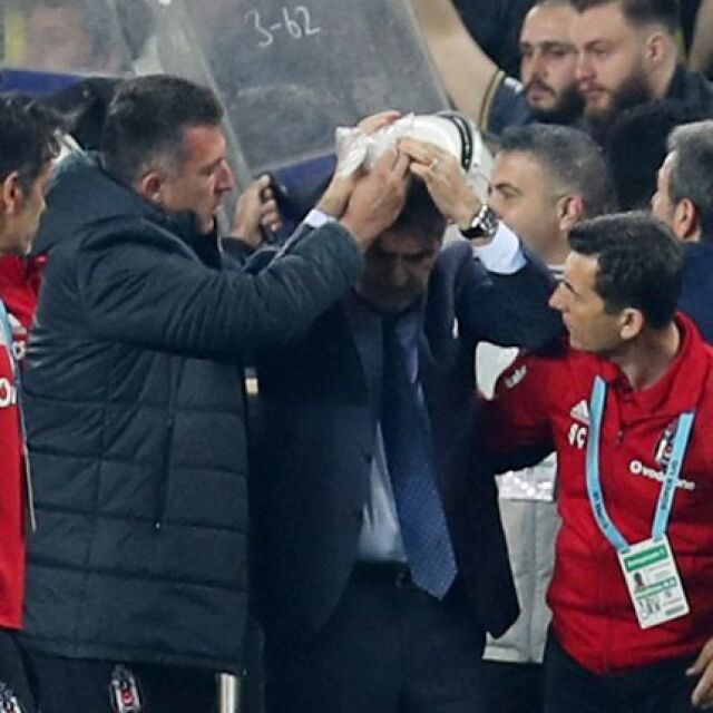 Нов балкански инцидент: Разбиха главата на треньора на "Бешикташ" (ВИДЕО)