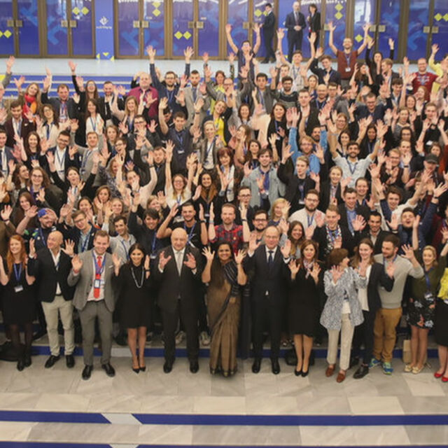Алкохол и полуголи жени посрещнали делегатите на Европейския младежки форум