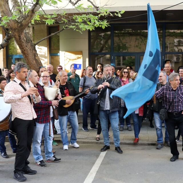 Творците от БНР с протестен концерт под прозорците на Горанов (СНИМКИ)