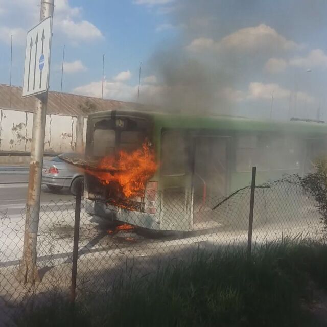Автобус се запали в движение в София (СНИМКИ И ВИДЕО)