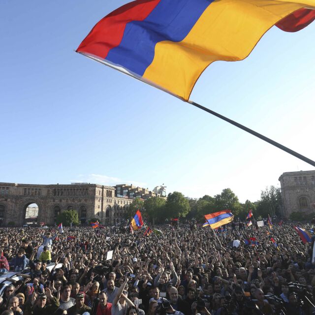 Управляващите и опозицията в Армения започват преговори за промяна на управлението 