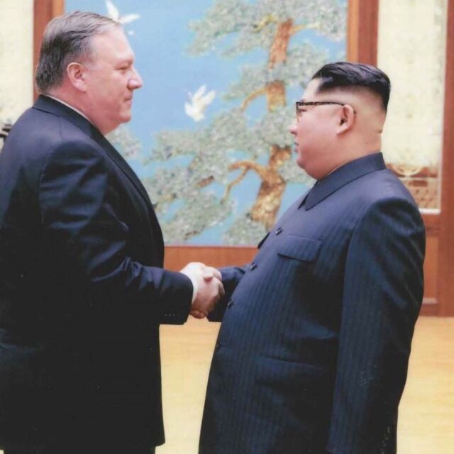 Белият дом публикува снимки от срещата между Помпейо и Ким Чен-ун