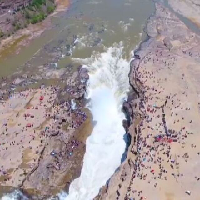 Китайският водопад Хукоу привлича хиляди посетители 