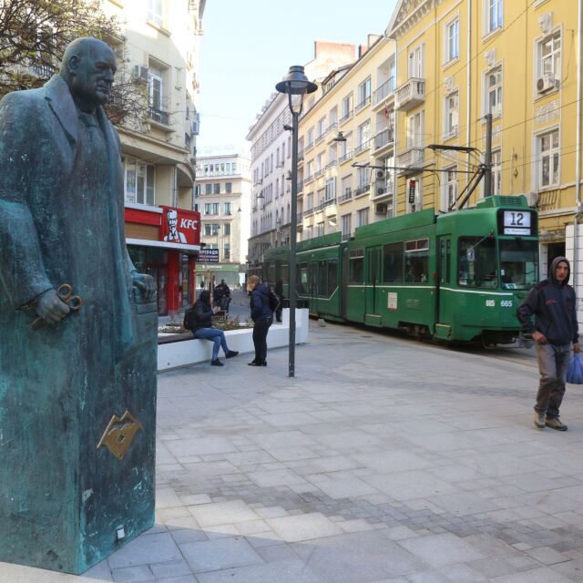 Първоаприлска шега: Паметник на Бойко Борисов на площад „Гарибалди” (ОБЗОР)