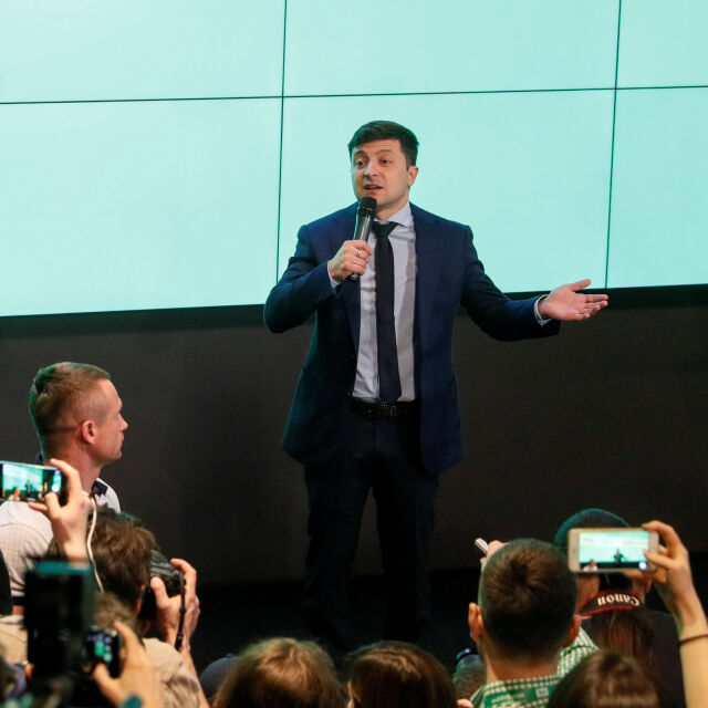 Президентски избори в Украйна: Комикът Зеленски поведе пред Порошенко