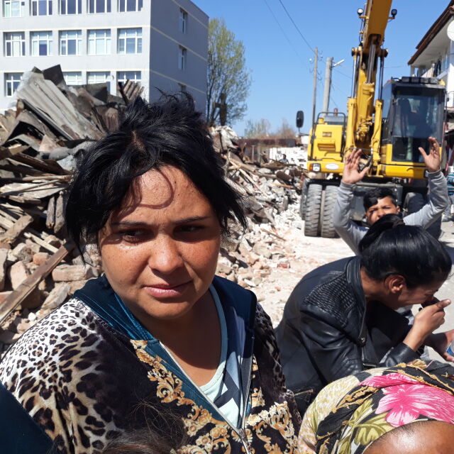  Бутат незаконни постройки в „Шекер махала”, бременна жена застана пред багерите