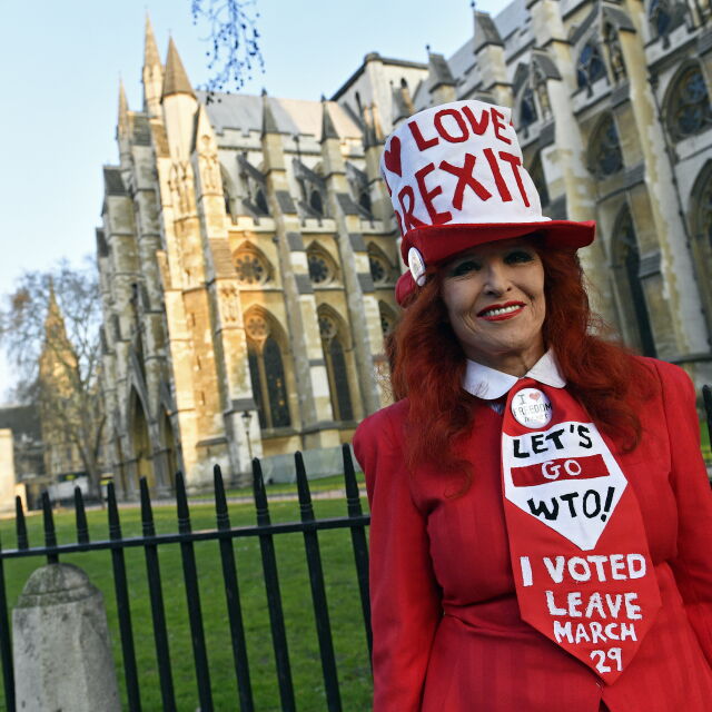 Брекзит в колапс: Тереза Мей е под натиск да договори по-мек развод