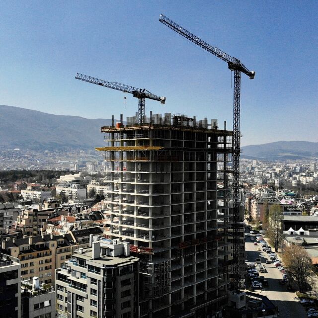 Строителството на небостъргача „Златен век“ може да продължи