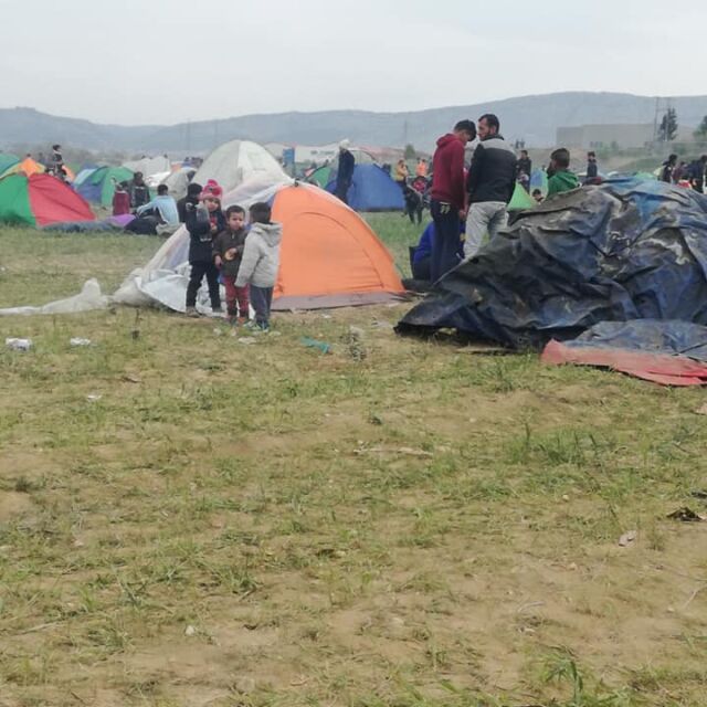Мигрантите край Солун отказват да се върнат в бежанския лагер