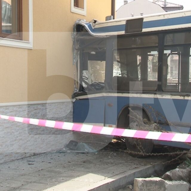 10 души пострадаха при катастрофа на автобус във Варна (СНИМКИ)