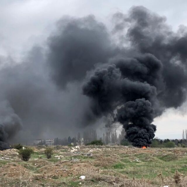 Гуми и отпадъци горяха край Околовръстното в София (СНИМКИ)