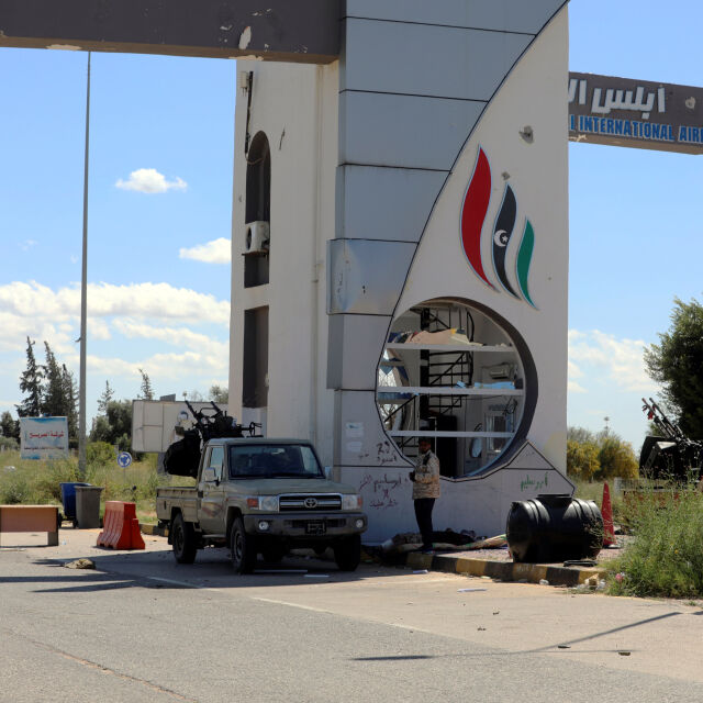 Въздушен удар срещу единственото действащо летище в Триполи