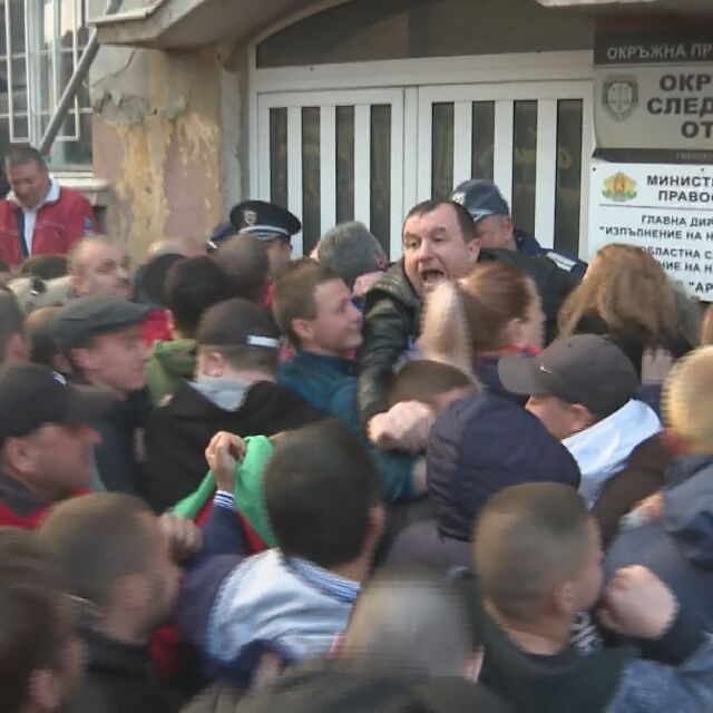 Напрежение на протеста в Габрово заради побоя над продавач (ВИДЕО)