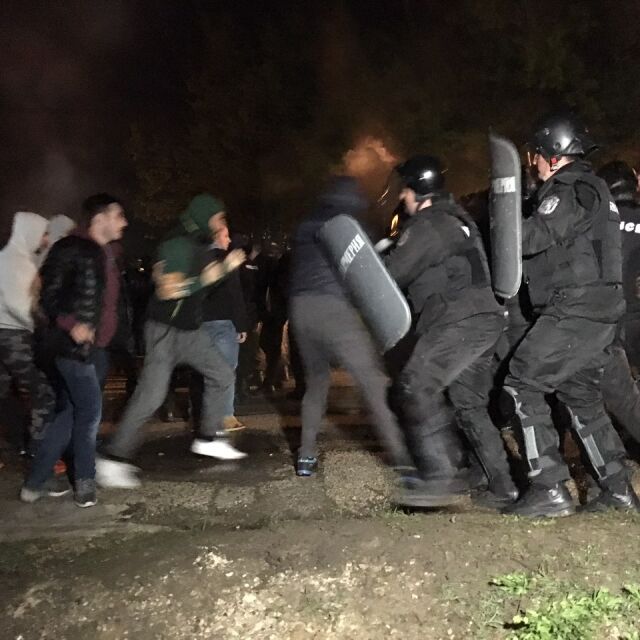 Сблъсъци между протестиращи и жандармерията в Габрово (СНИМКИ И ВИДЕО)