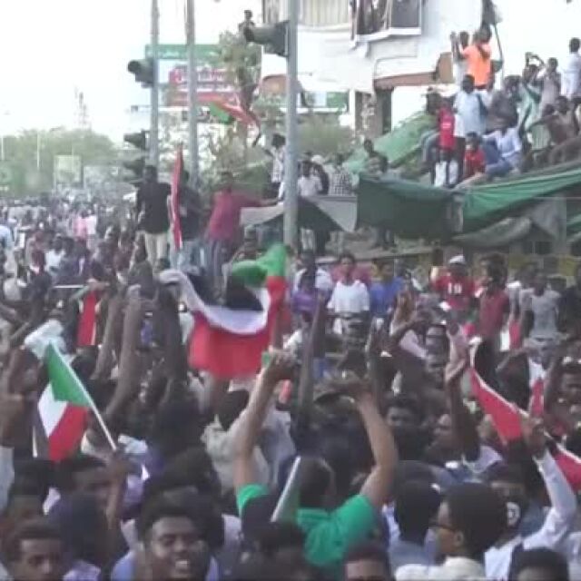Хиляди останаха по улиците в столицата на Судан и след наложения комендантски час
