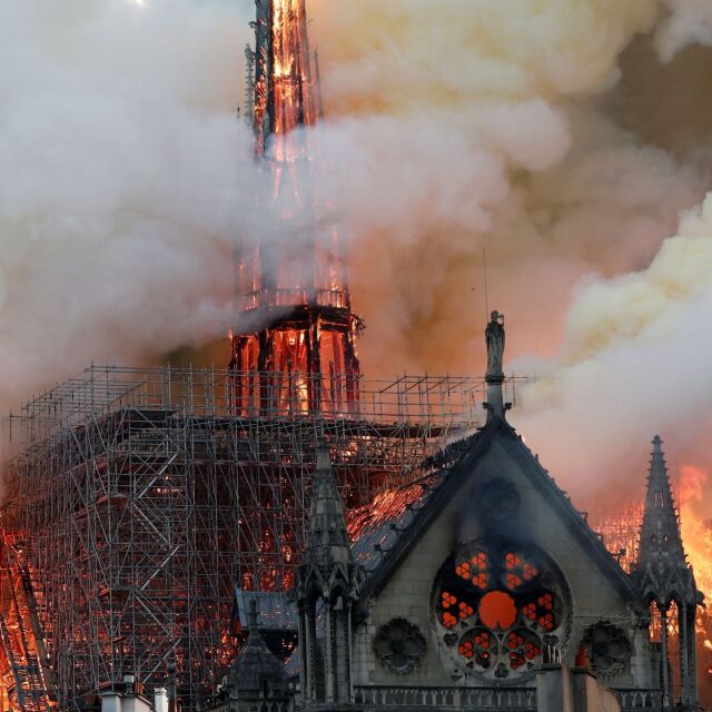 Огнен ад опустоши катедралата "Нотр Дам" в Париж (ОБЗОР)