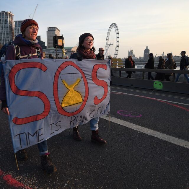Протест на екоактивисти блокира движението в Лондон