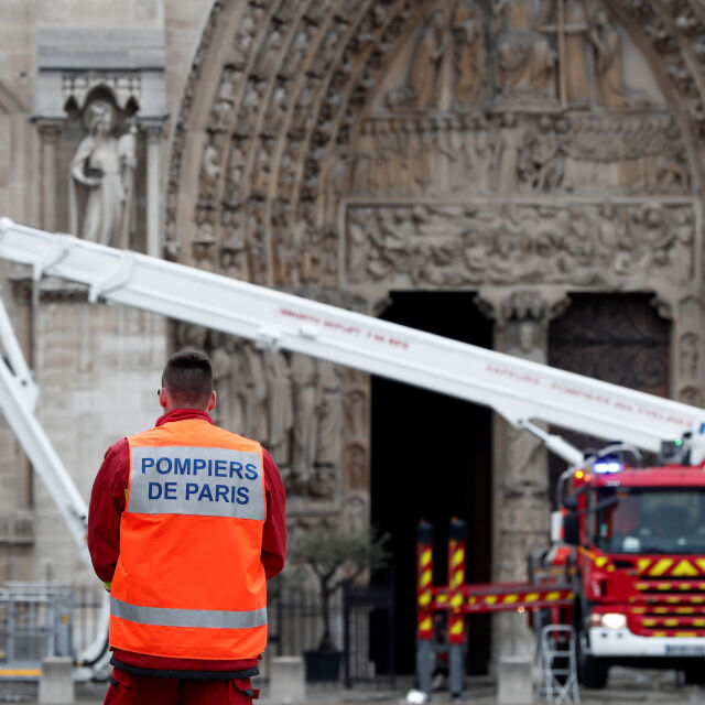 12 часа по-късно: Пожарът в парижката „Света Богородица” е овладян