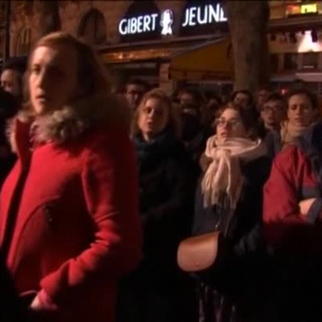 Парижани пяха “Аве Мария” за спасението на “Нотр Дам” (ВИДЕО)