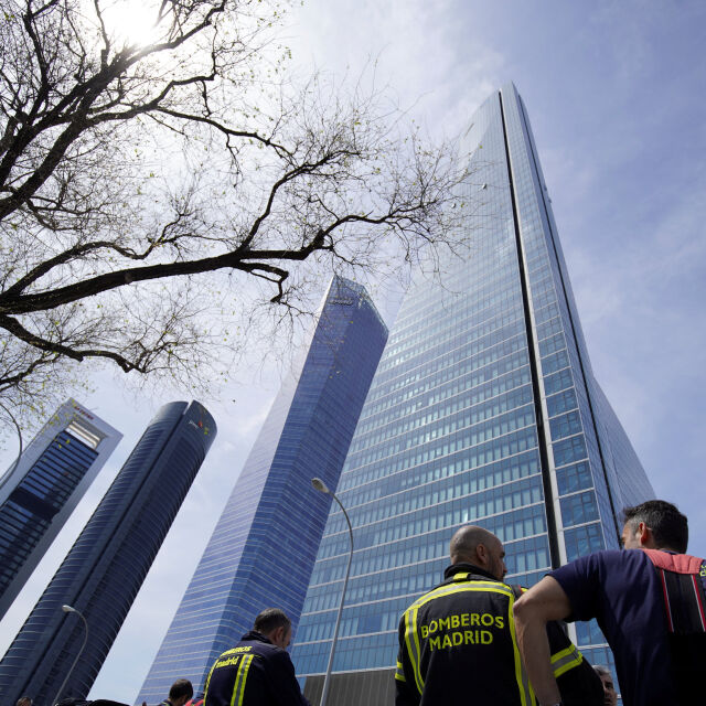 Заради бомбена заплаха: Евакуираха небостъргач в Мадрид