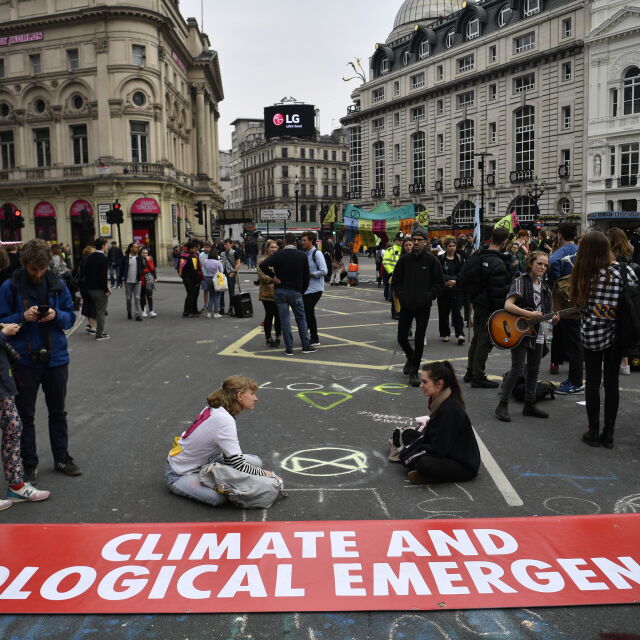 Над 300 арестувани на протести срещу климатичните промени в Лондон