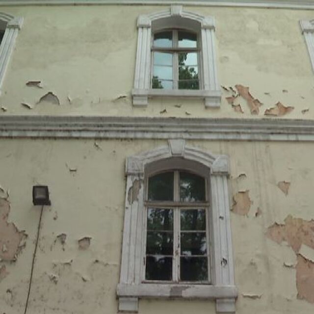 Вековно училище в Пловдив се руши 