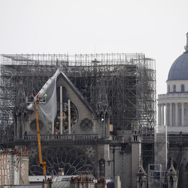 Стабилизираха повредената структура на катедралата „Нотр Дам” 