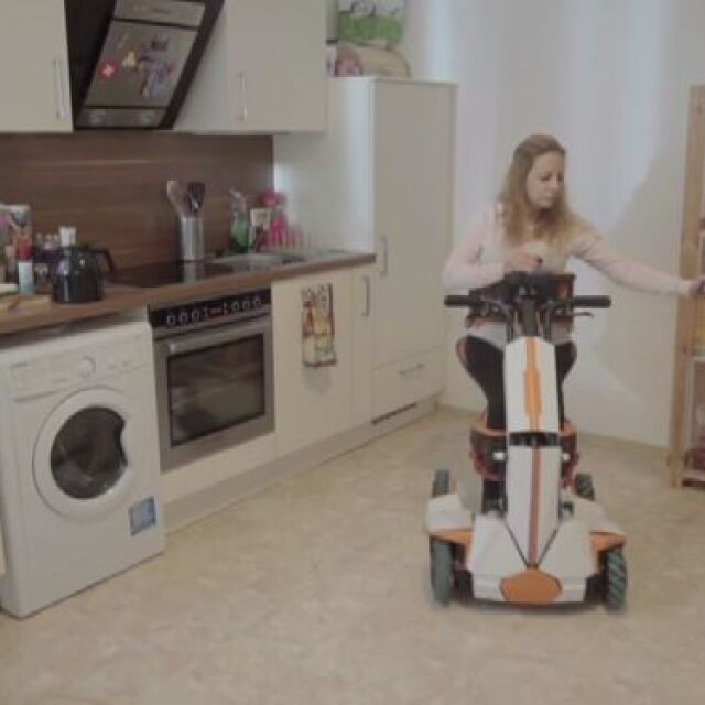 Изобретен от българи робот дава надежда за хора в инвалидна количка