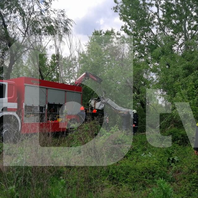 Малък самолет падна край пловдивско село, двама загинаха (СНИМКИ)