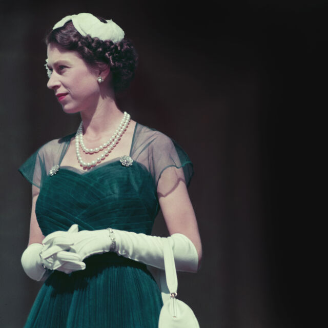Елизабет II – от млада кралица до кралицата на цветовете (ВИДЕО)