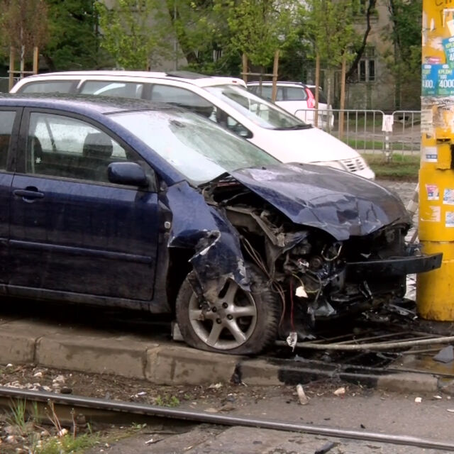 Жена с над 3 промила удари колата си в стълб в София (ВИДЕО И СНИМКИ)