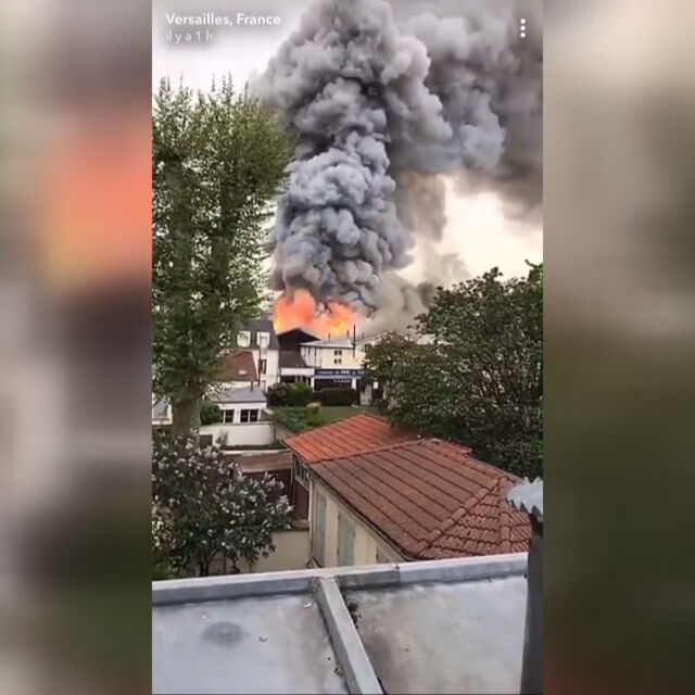 Голям пожар в Париж близо до двореца Версай