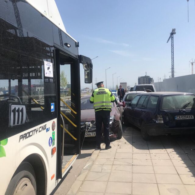 Градски автобус удари кола на Околовръстното в София (СНИМКИ)