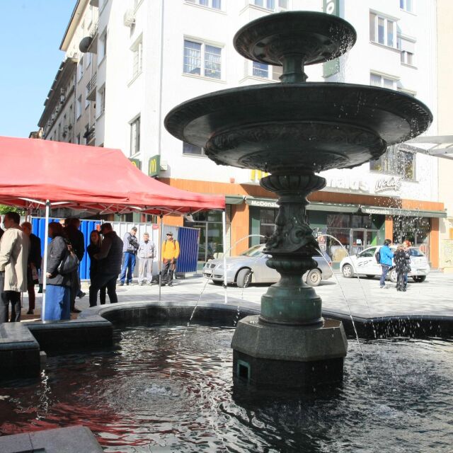 След 14 години отново потече вода във фонтана на „Славейков” (СНИМКИ)