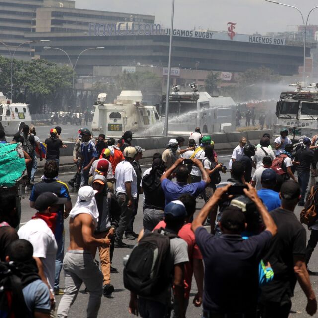 Бронетранспортьор се вряза в демонстранти в Каракас (СНИМКИ И ВИДЕО)
