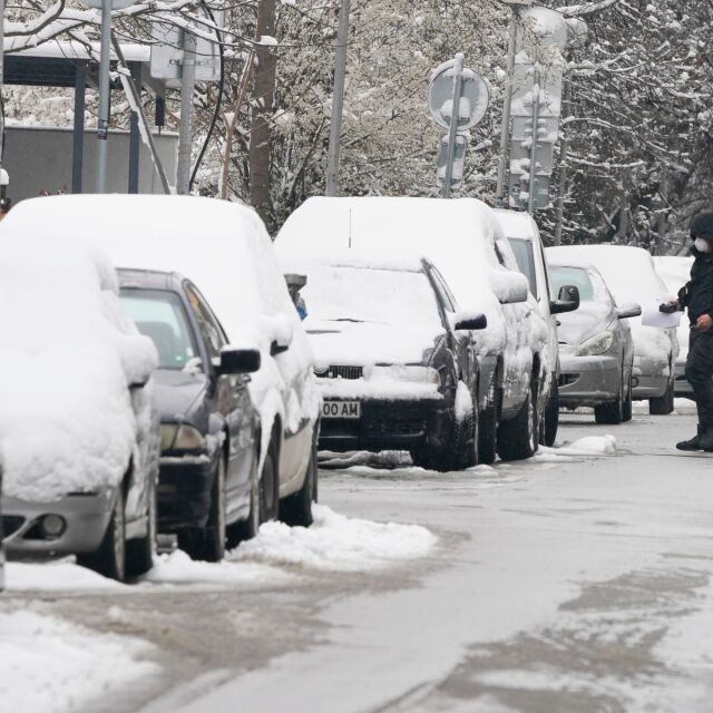 Студ и сняг: Близо 150 снегорина чистят улиците на София