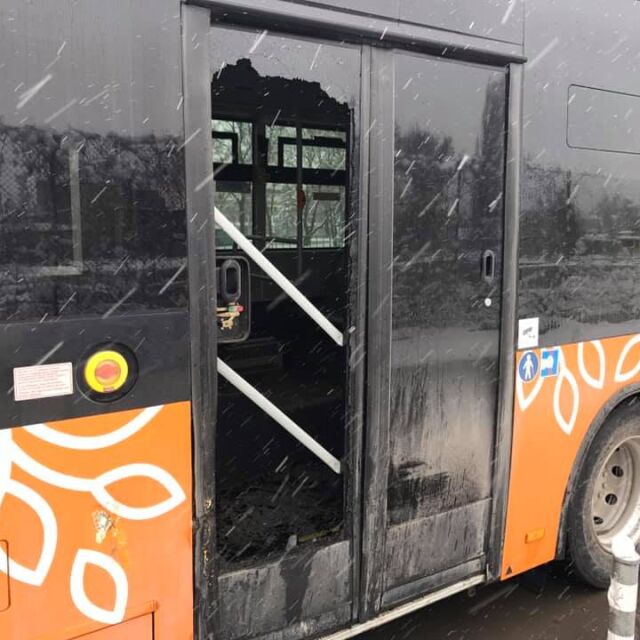 Катастрофа между трамвай и автобус в София (СНИМКИ)
