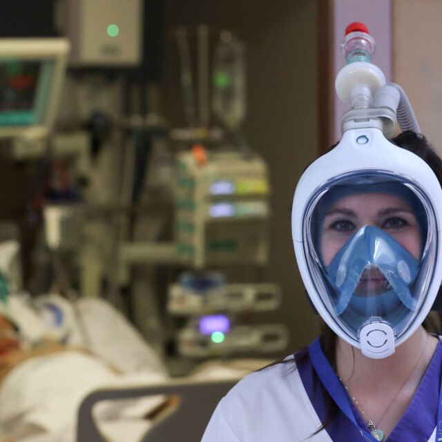 Изобретатели в Белгия превърнаха шнорхели в предпазни маски за медици