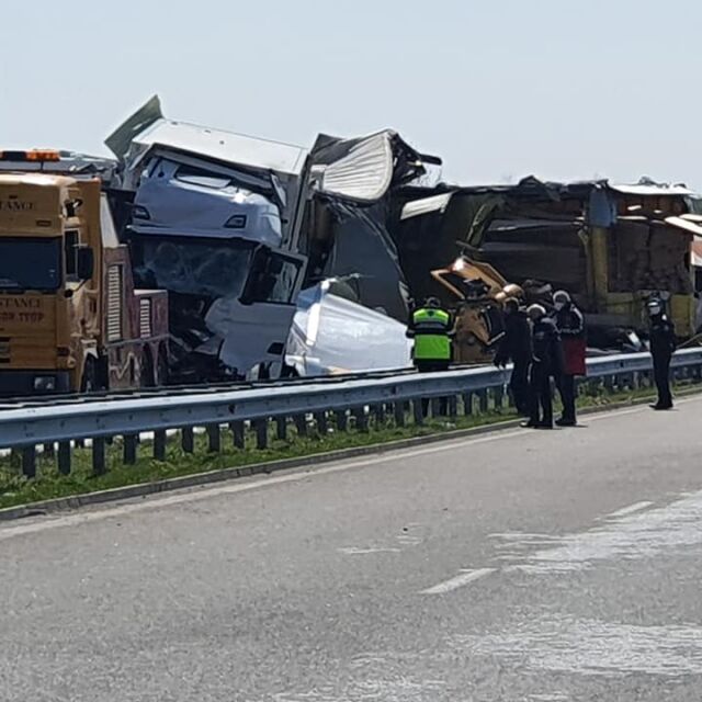 Двама шофьори са загинали при верижната катастрофа на АМ "Марица" 