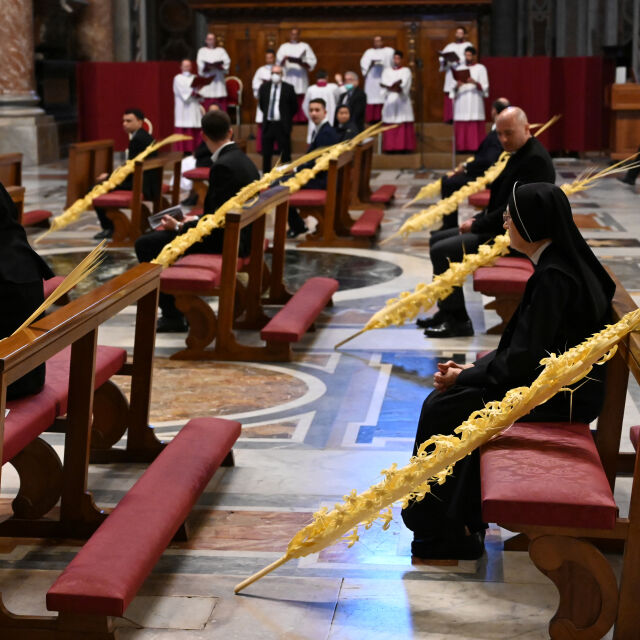 Папа Франциск отслужи необичайна литургия за Палмова неделя (СНИМКИ)