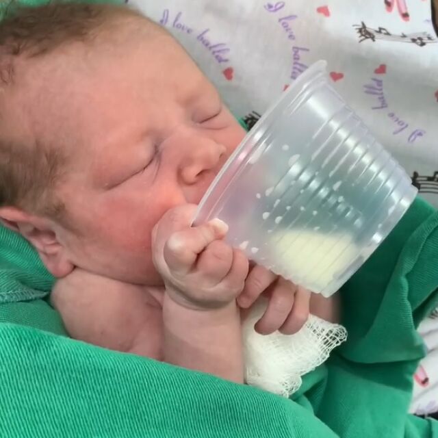Нуждаем се от положителни видеа: Бебе на 2 дни пие мляко от чаша, която самó си държи