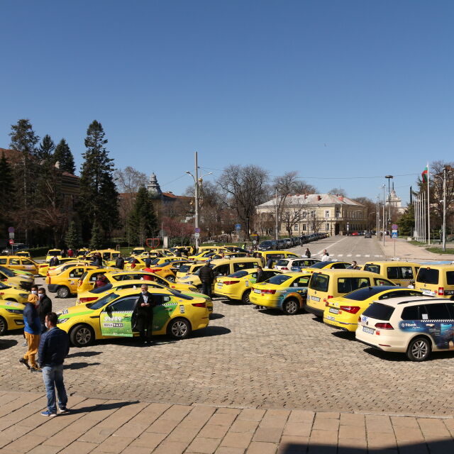 Таксиметрови шофьори с демонстрация в София заради прострелян техен колега