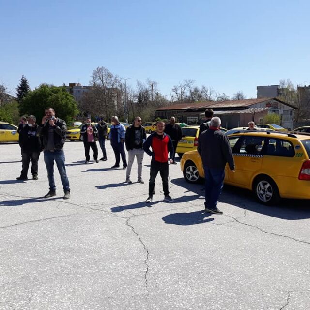 Над 50 таксиметрови коли се събраха символично в Пловдив