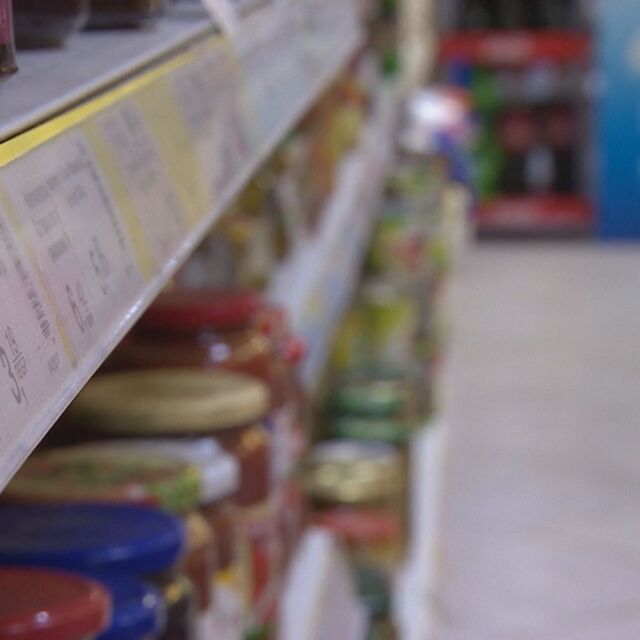 Спорът за българските стоки: Предлагат хранителни щандове пред големите магазини