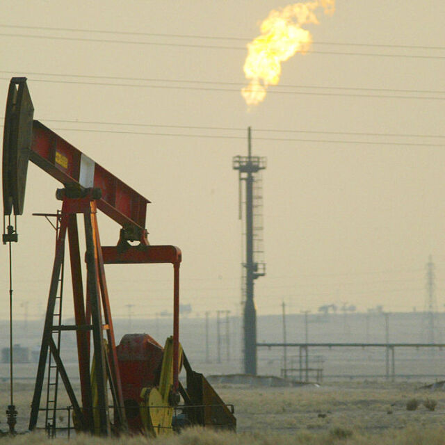 Лек спад в цените на петрола и газа