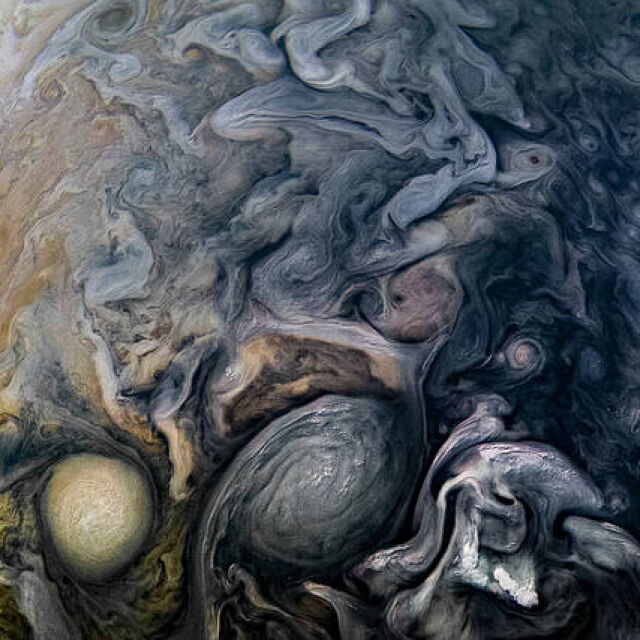 Нови снимки ни показват бурната красота на Юпитер (ГАЛЕРИЯ)