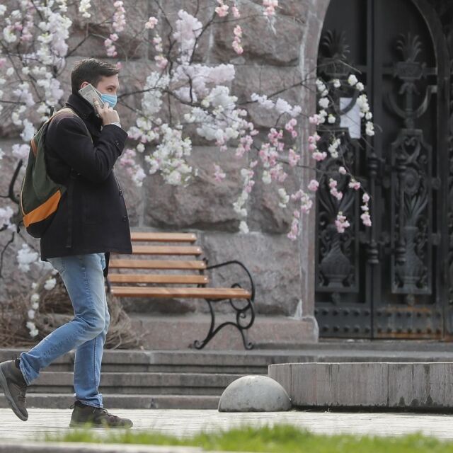 Официално: Носенето на защитна маска става задължително от 12 април 