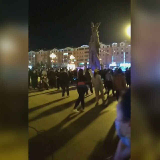В Ухан танцуват на площада след вдигането на карантината