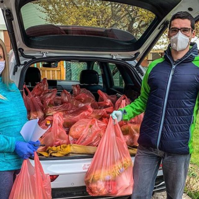Радо Янков дари хранителни продукти на нуждаещи се в Чепеларе