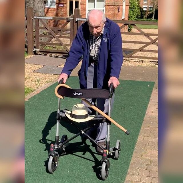 99-годишен ветеран обикаля градината си, за да помогне на здравните работници 
